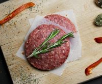 Hamburgers, 60% Poldervarken/ 40% Biologisch Rundvlees. Verpakt per 2 stuks. Kosten € 3,50